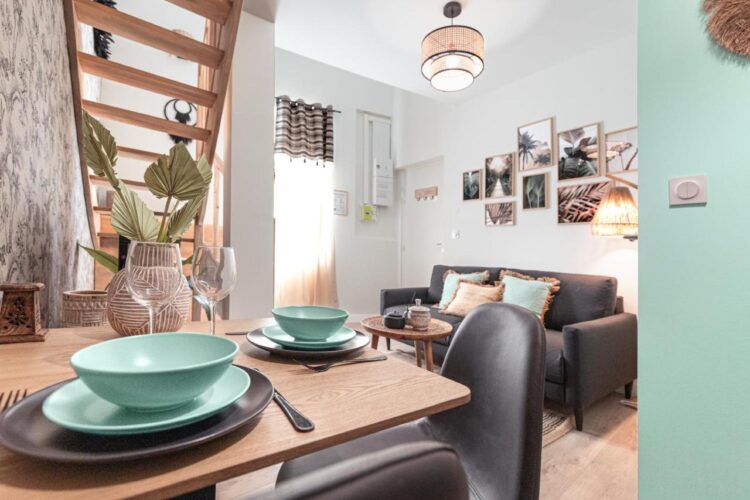 séjour avec espace repas et espace salon