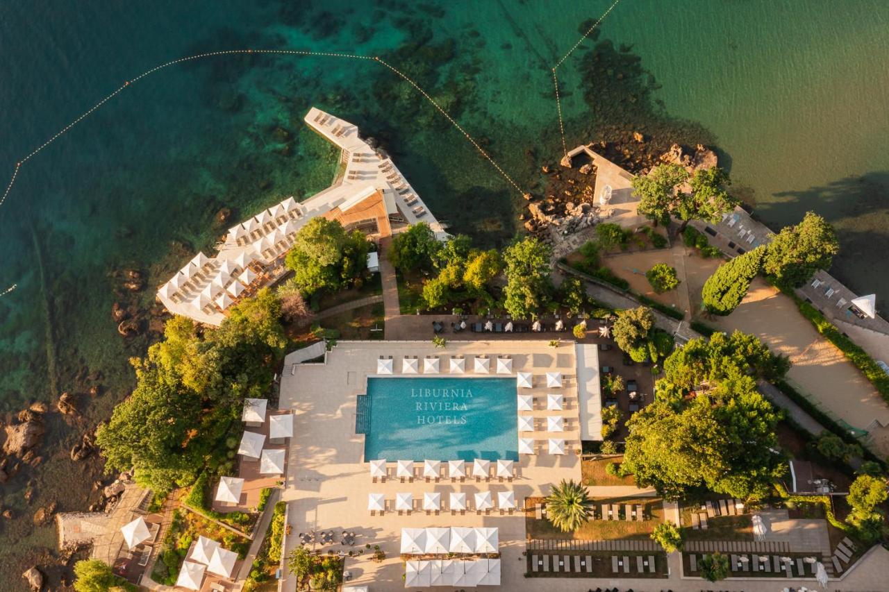 Plage privée et piscine extérieure de l'Hotel Ambasador - Liburnia offrant une magnifique vue panoramique sur la baie de Kvarner en Croatie