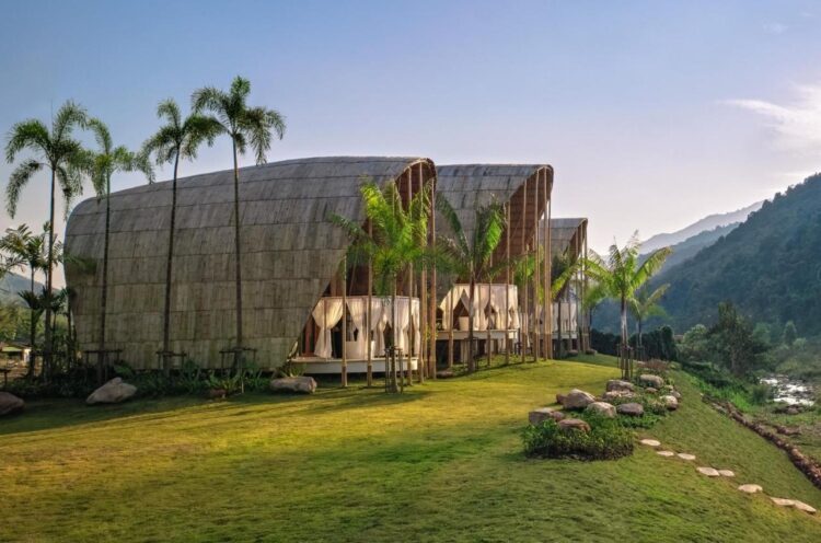 suites de l'hôtel Phukananan Resort sous la forme d'un bungalow à l'architecture traditionnelle en bambou