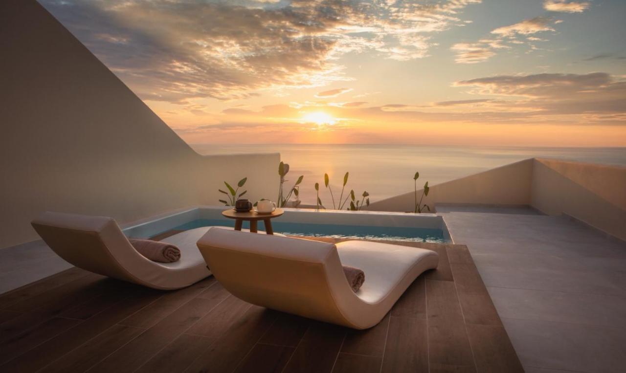 Merveilleux coucher de soleil sur Santorin depuis la terrasse privée d'une suite du Pnoe Luxury Suites