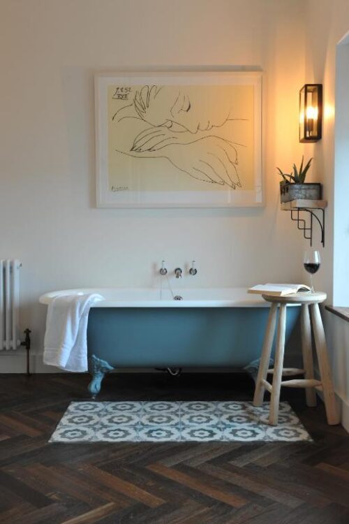 baignoire ouverte sur la chambre et avec vue mer pour se détendre tout en admirant la vue panoramique sur la baie de Sligo et l'île aux huîtres