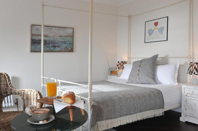 chambre deluxe de l'hôtel the Driftwood, décorées avec soin par une décoratrice d'intérieur, mêlant design contemporain et touches rustiques