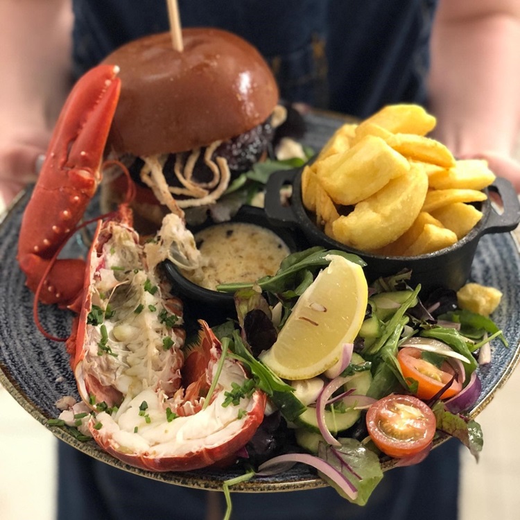 cuisine axée sur les produits de la mer et sur les viandes fumées, avec des ingrédients locaux et frais