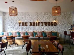 restaurant - bar de l'hôtel The Driftwood sur la Wild Atlantic Way et réputé pour sa cuisine axée sur les produits de la mer et sur les viandes fumées