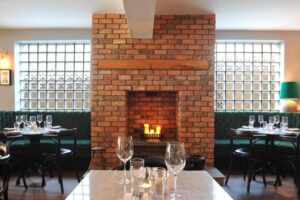 Restaurant - bar de l'hôtel offrant une ambiance chaleureuse et conviviale